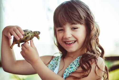Bambina con tartaruga.