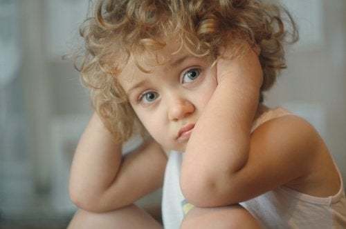 Bambina bionda triste