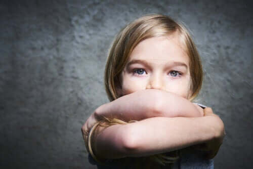 Tristezza e sconforto sono tra le caratteristiche generalmente presentate dai bambini che soffrono di bassa autostima.