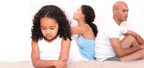 Bambini e divorzio: bambina triste perché i genitori litigano.