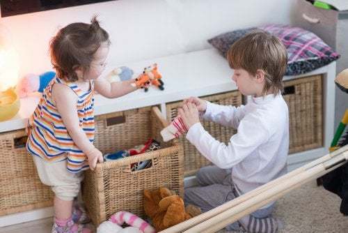 Bambini che giocano in cameretta.