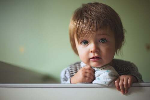Bambino che guarda
