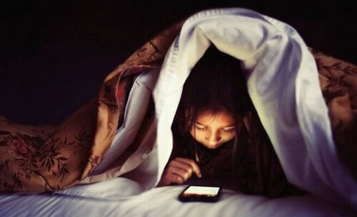 Bambino con cellulare