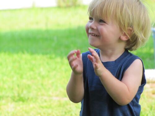 Bambino felice con maglietta blu.