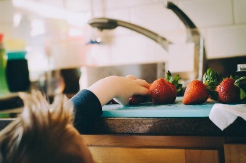 Bimbo in cucina