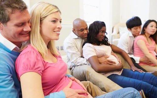 madri e padri in un corso preparto
