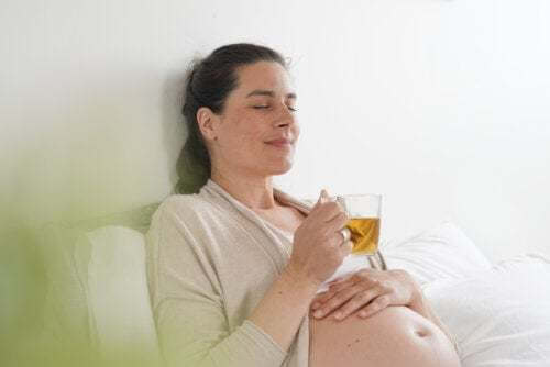 Donna incinta che beve tè