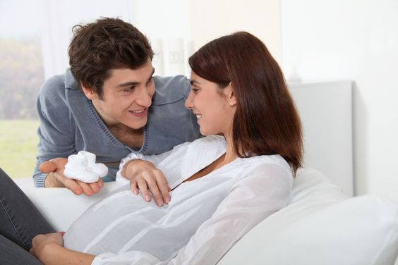 Donna incinta con il partner