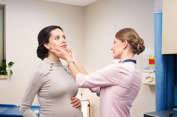 Donna incinta dal medico