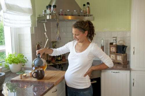 Donna incinta che prepara il tè