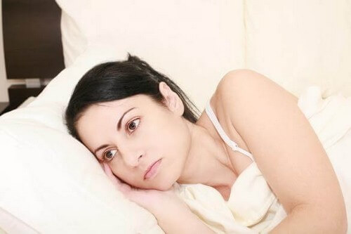 Donna pensierosa a letto