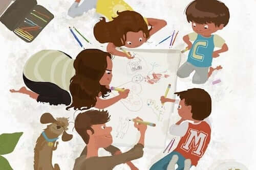 Madre padre e figli che disegnano insieme.