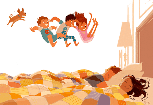Madre e padre che dormono e figli che entrano nella camera da letto.