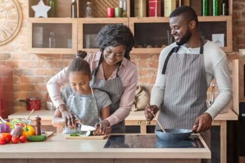 Come educare i figli con l'esempio, famiglia che cucina