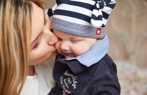 Grandi paure di una madre: donna bacia suo figlio piccolo