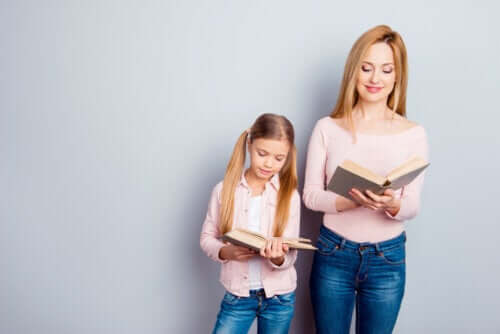 Madre e figlia leggono un libro