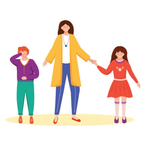 Mamma che aiuta i figli a chiarirsi