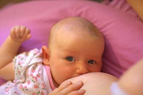 madre che allatta neonato al seno