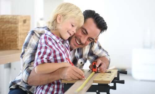 Padre e figlio fanno bricolage insieme.