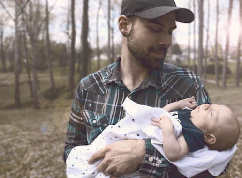 padre che culla il neonato