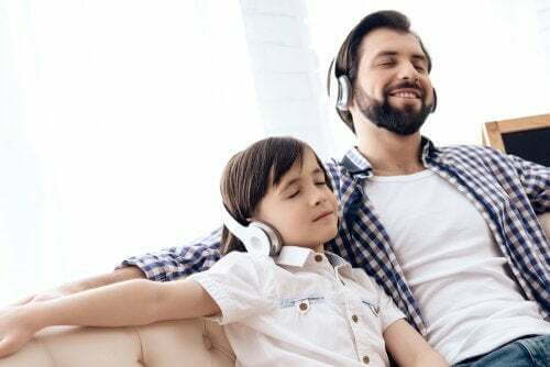 Papà e figlia che ascoltano musica