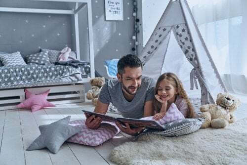 Papà e figlia leggono libri personalizzati