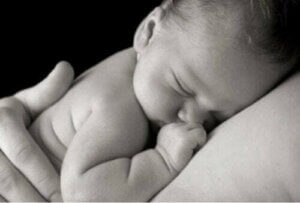 Il contatto pelle a pelle di mamma e bambino