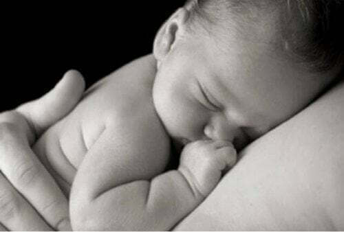 Il contatto pelle a pelle di mamma e bambino