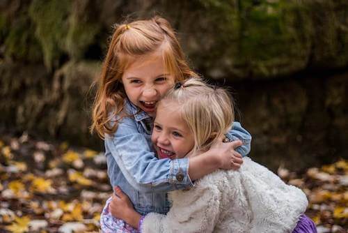bambine che ridono e si abbracciano