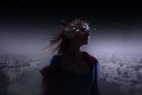 Potatura sinaptica. Donna con figure geometriche.