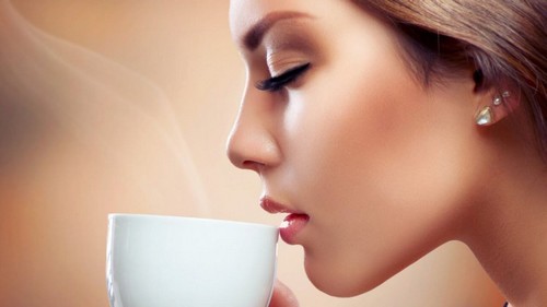 Prendere un caffè da sola
