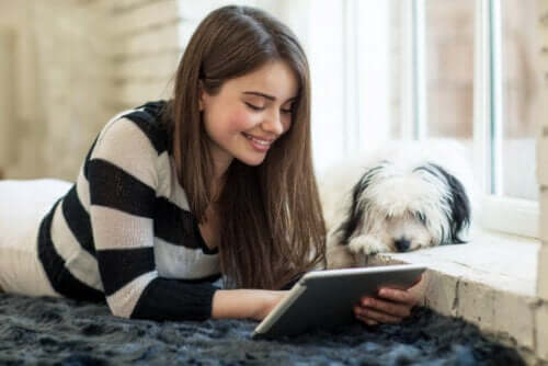 Letteratura per ragazzi, ragazza adolescente con tablet e cane.