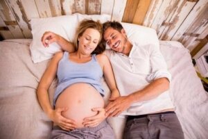 Sintomi della gravidanza maschile: quando anche il papà è incinto