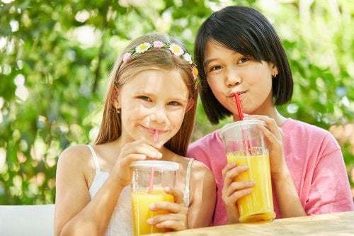 Bambine bevono succo di frutta