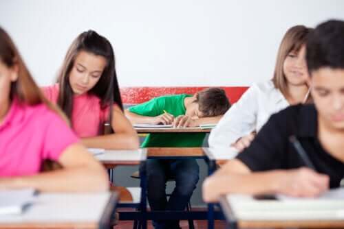 Adolescente addormentato in classe