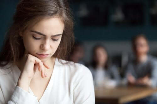 Ragazza adolescente triste perché vittima di bullismo.