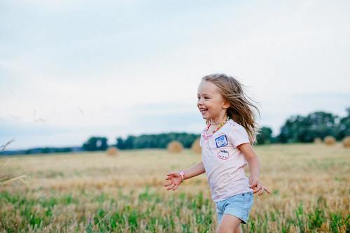 Bambina su un prato
