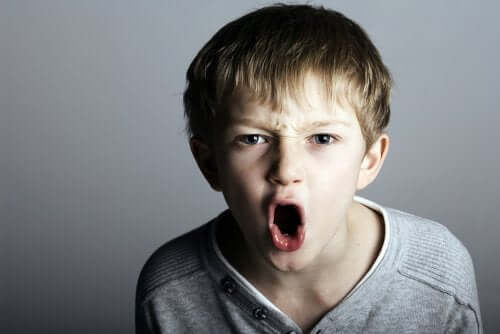 Bambino aggressivo che urla.
