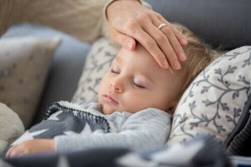 Che succede se mio figlio presenta tosse o febbre durante l'isolamento?
