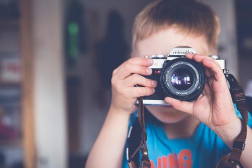 Bambino che ama la fotografia