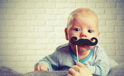 Bambino lattante con baffi finti