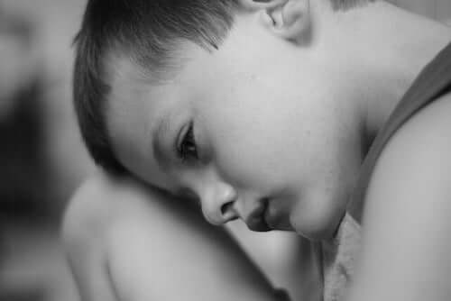 bambino pensieroso