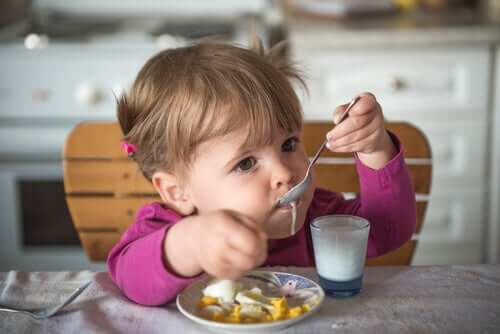 Una bimba e lo yogurt