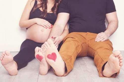 Coppia con donna in gravidanza