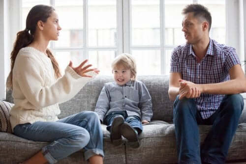 Parlare male del padre ai figli, coppia che litiga