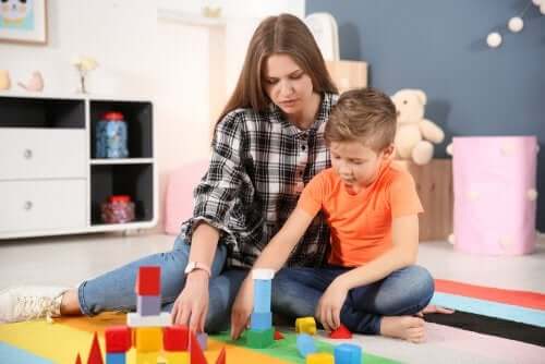 Donna e bambino con gioco di costruzioni