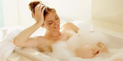 donna incinta che fa un bagno