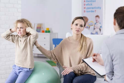 Madre e figlio con disturbi della condotta dal terapeuta per stilare un accordo comportamentale.