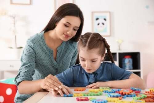 Madre gioca con la figlia