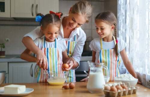 Mamma che prepara un dolce con le figlie